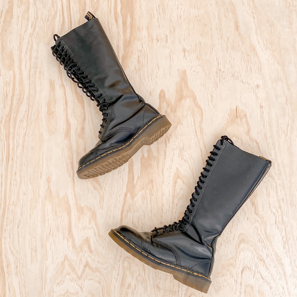 Rare Made In England Dr Martens 20 eye black boots